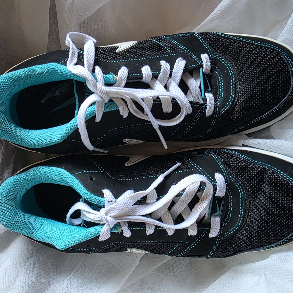 Nike Air Prestige III sneakers. Women's Black and Teal Sneakers